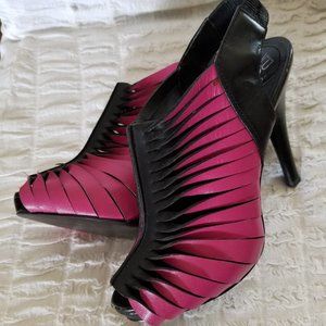 BCBG Pink & Black leather 6B/36 4.5" w/.5" platform open toe slingback heels